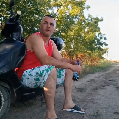 Koldus Mobil Bámul a semmibe a kilátàstalan jövőre gondolva