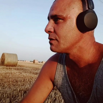 Alkesz Koldus Mobilsz szénné égett feje a pusztában