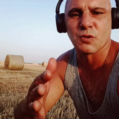 Alkesz Koldus Mobilsz szénné égett feje a pusztában