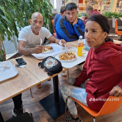 Az Elmebeteg Nájk Csalàd most éppen egy gyorsétteremben kerüli a munkát