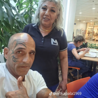 Az Elmebeteg Nájk Csalàd most éppen egy gyorsétteremben kerüli a munkát