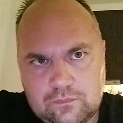Mc Isti morcosan néz