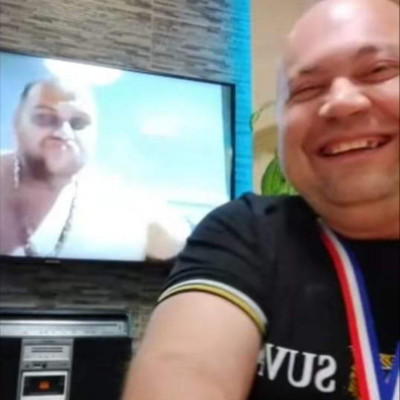 Pistike Vigyorogva  Busákkal pòzol