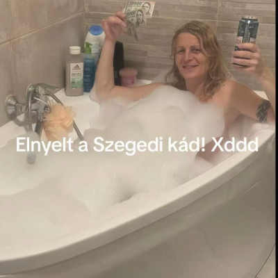 Kaffka Tibi faszpinát áztat a szegedi kádban (2024.08.03.)