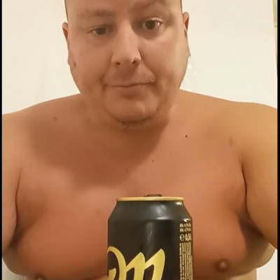 Norbincel35 befeszített hájas csöcsös pózolása, felakadt szemöldökkel