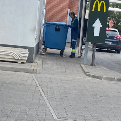 Molnár Ef Árpi Kancsit keresi a kukában, de az nincs otthon