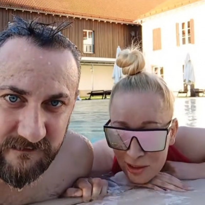 Edytrampli jòkedvűen medencézik Alkesz Imivel