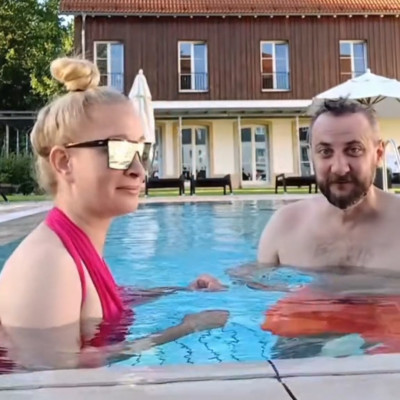 Edytrampli jòkedvűen medencézik Alkesz Imivel