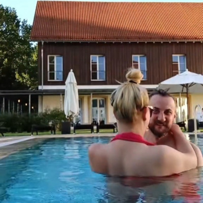 Edytrampli jòkedvűen medencézik Alkesz Imivel