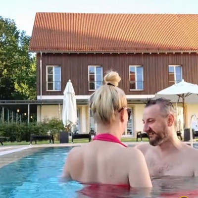 Edytrampli jòkedvűen medencézik Alkesz Imivel