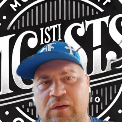 Mc Isti kancsal, malac fejèn egyre beljebb àll az egyik szem