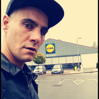 Drogosfejű Mobilsz a Lidl előtt