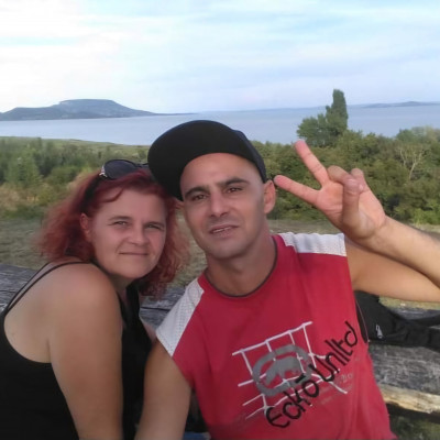 Koldus Mobilsz a foghìjas Exével, Varga Évivel