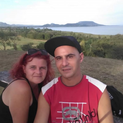 Koldus Mobilsz a foghìjas Exével, Varga Évivel