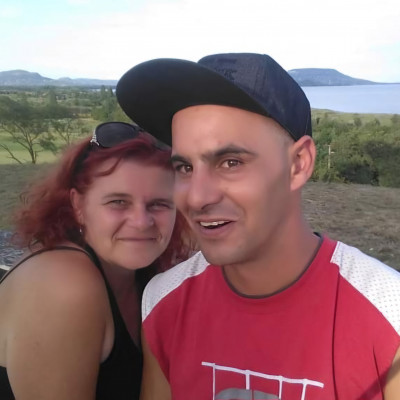 Koldus Mobilsz a foghìjas Exével, Varga Évivel