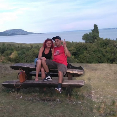 Koldus Mobilsz a foghìjas Exével, Varga Évivel