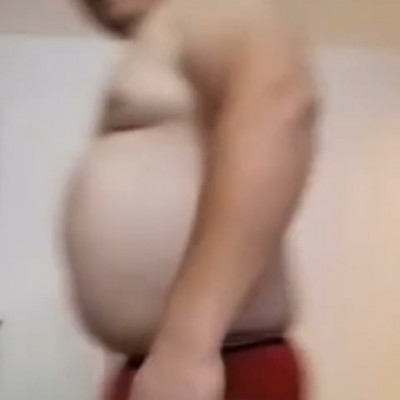 Mc Isti borzalmas hordòbéllel vigyorog