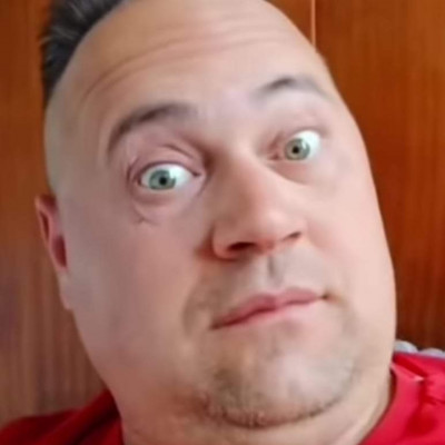 Ananàsz amikor èrtelmesen néz XD
