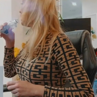 Edytrampli még a körmösnèl is Vodkát vedel