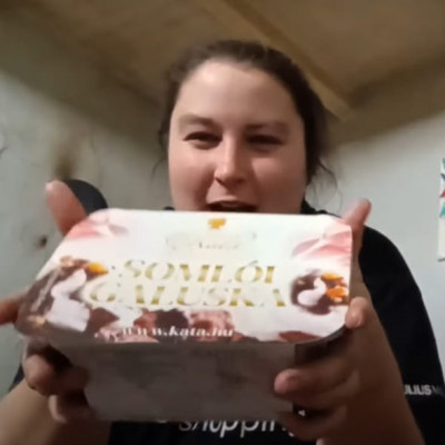 Seggdebil Zabina örül a somlóinak. Kb ilyenkre basszák el a 100 ezres felszopói donést :D