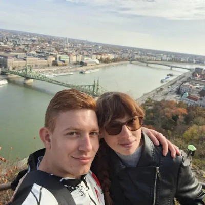 A retardált Fitymaffiakirály új barátnőjével flexel