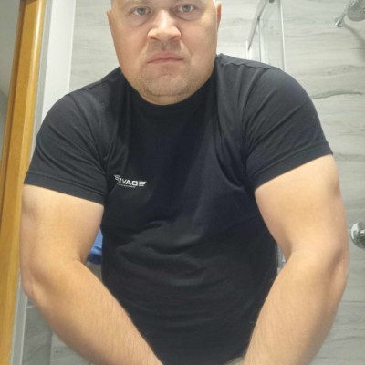 MC Szelepes kigyúrt felsőteste