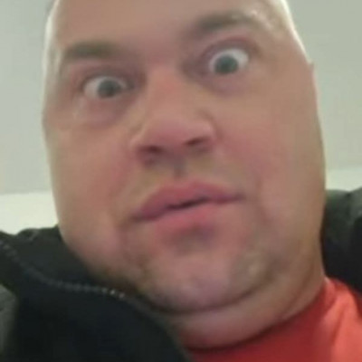 A Gyogyòs Malac őrült fejjel bàmul