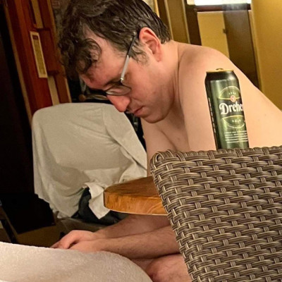 Sodi a tiszakécskei wellnessesben hulla részegen. :D