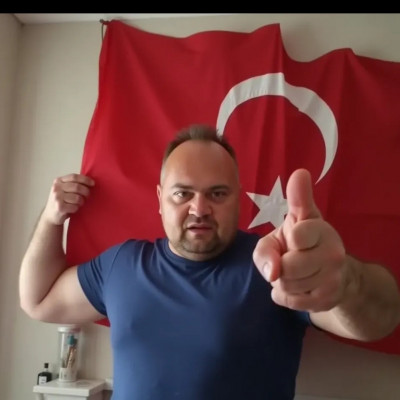 Mc Isti a szìnfalak mögött