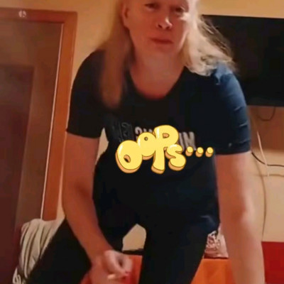 Edytrampli lelakott Nyanya arccal èl egy putriban