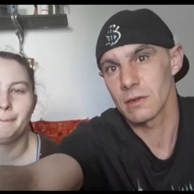 Retrò Horrorfilmfejű Mobilsz és Gyagyás Venomszné
