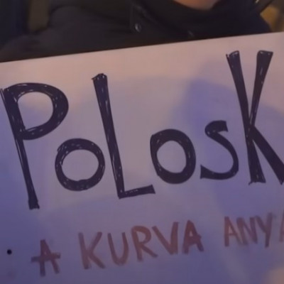 Random tüntető üzen MC Isti anyjának (MC Isti párhuzam egy random molinón)