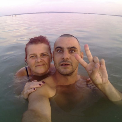 Retrò Alkesz Mobilsz az Exével, Fogatlan Évivel
