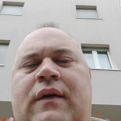 MC Isti brutàlisan meghízott Gömbhal feje