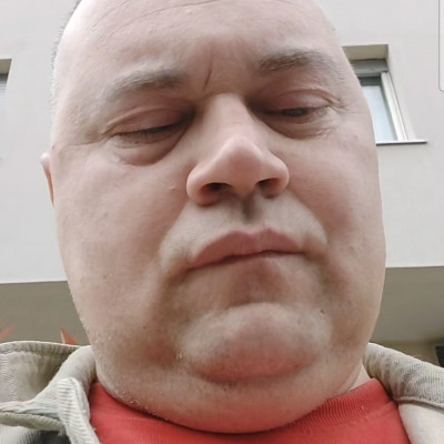 MC Isti brutàlisan meghízott Gömbhal feje