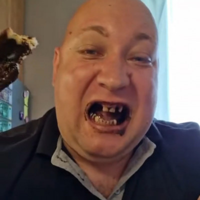 Subi Sertés fogak nélkül is szereti enni a kakaòs csigàt