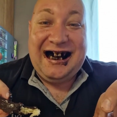 Subi Sertés fogak nélkül is szereti enni a kakaòs csigàt