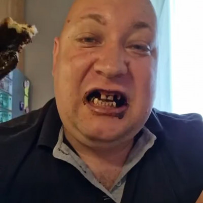 Subi Sertés fogak nélkül is szereti enni a kakaòs csigàt