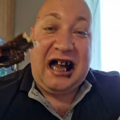 Subi Sertés fogak nélkül is szereti enni a kakaòs csigàt