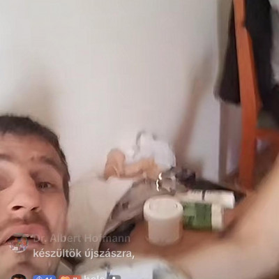 Epic fail: Az alkesz trutyi műdákóval várja a társkereső hölgyeket