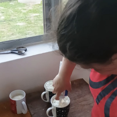 Koldus Mobilszéknál továbbra sincs munka, de van habos kávé!