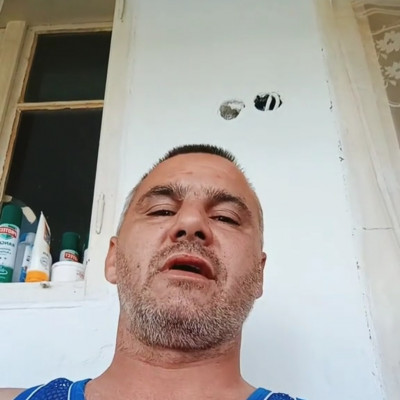 Lelakott fejű alkesz Mobilsz a Putriban hűti a levet