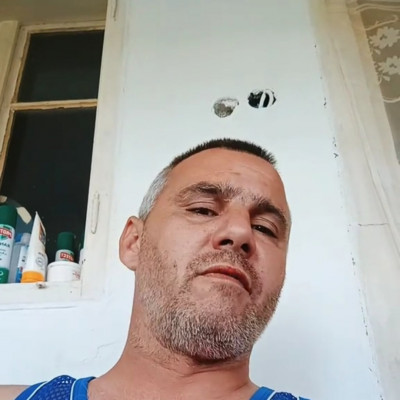 Lelakott fejű alkesz Mobilsz a Putriban hűti a levet