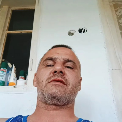 Lelakott fejű alkesz Mobilsz a Putriban hűti a levet