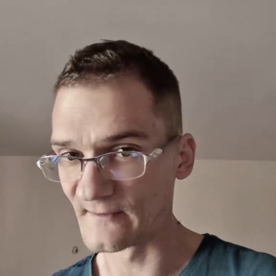 Öreg Nyanyafejű Pityesz màr Csontvàz fejjel virít