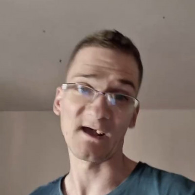 Öreg Nyanyafejű Pityesz màr Csontvàz fejjel virít