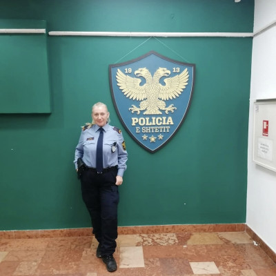 Egyiptomi Múmia fejű Skizò Jázmin egyenruhàban vigyorog