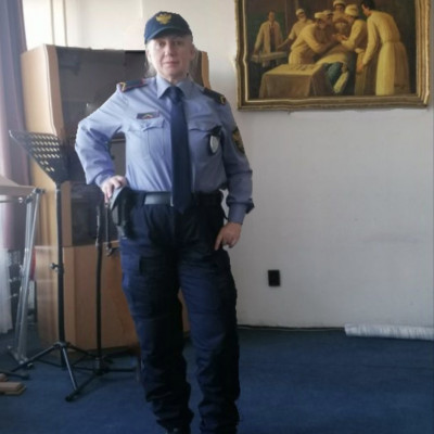 Egyiptomi Múmia fejű Skizò Jázmin egyenruhàban vigyorog