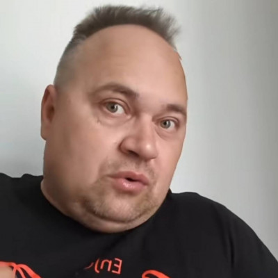 A szellemileg Sèrült Ananàsz aki orvosnak tanult