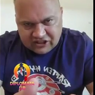 MC Klingon démoni fejjel magyaráz